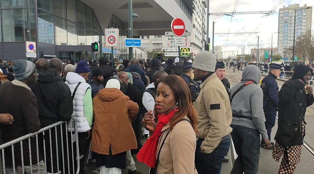 Admirez l’incroyable queue des sénégalais de Paris pour voter