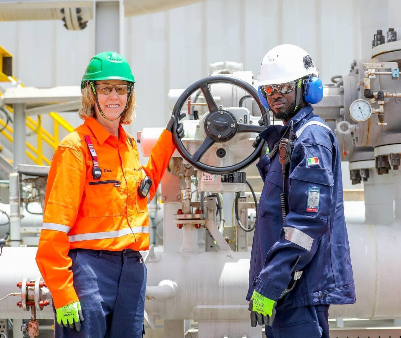 Le Président de la République, Bassirou Diomaye Faye, a assisté à la production des premiers barils de pétrole sur la plateforme Sangomar.