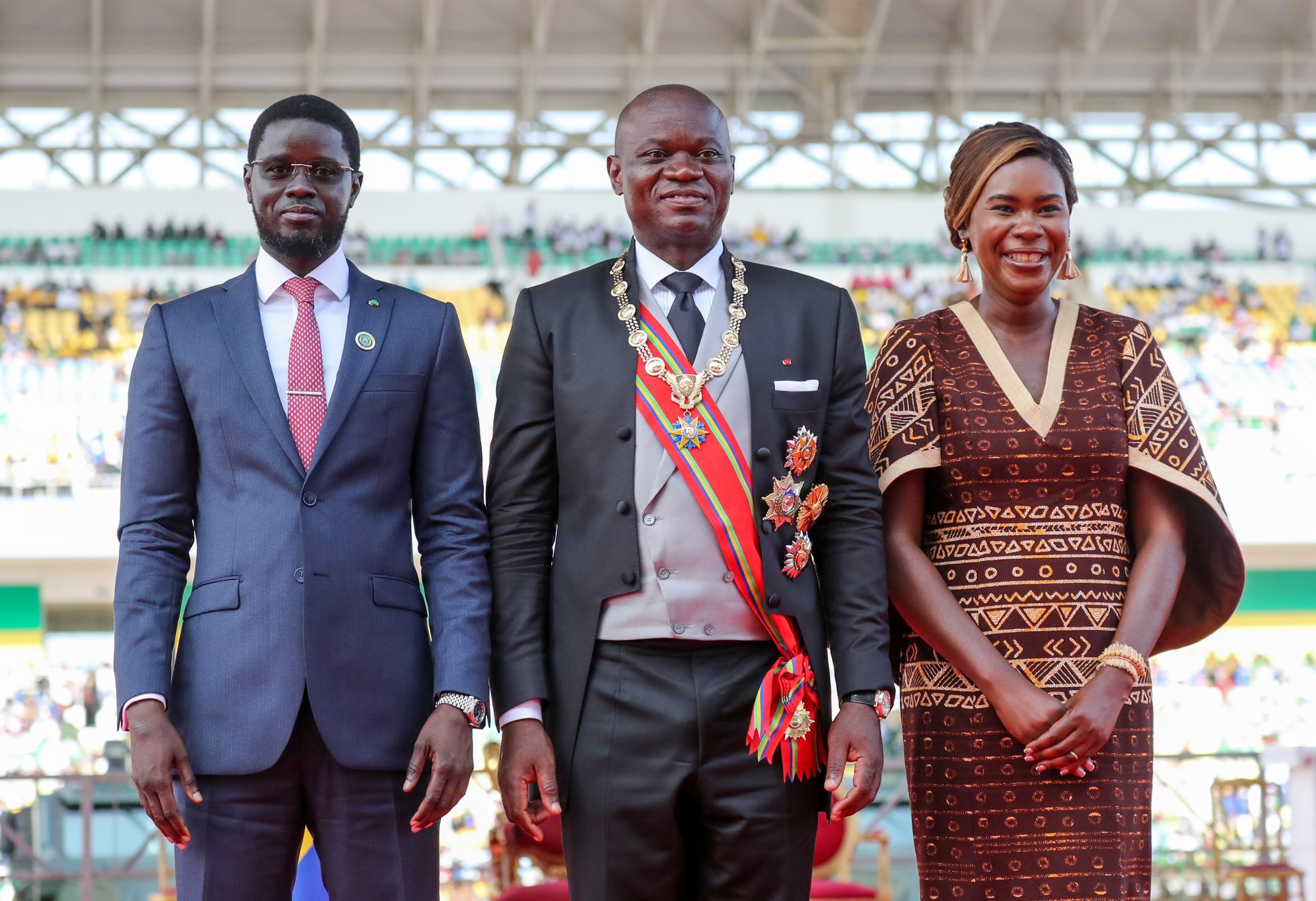 Le Président Bassirou Diomaye Faye ovationné lors de l’investiture du Président gabonais Brice Oligui Nguema