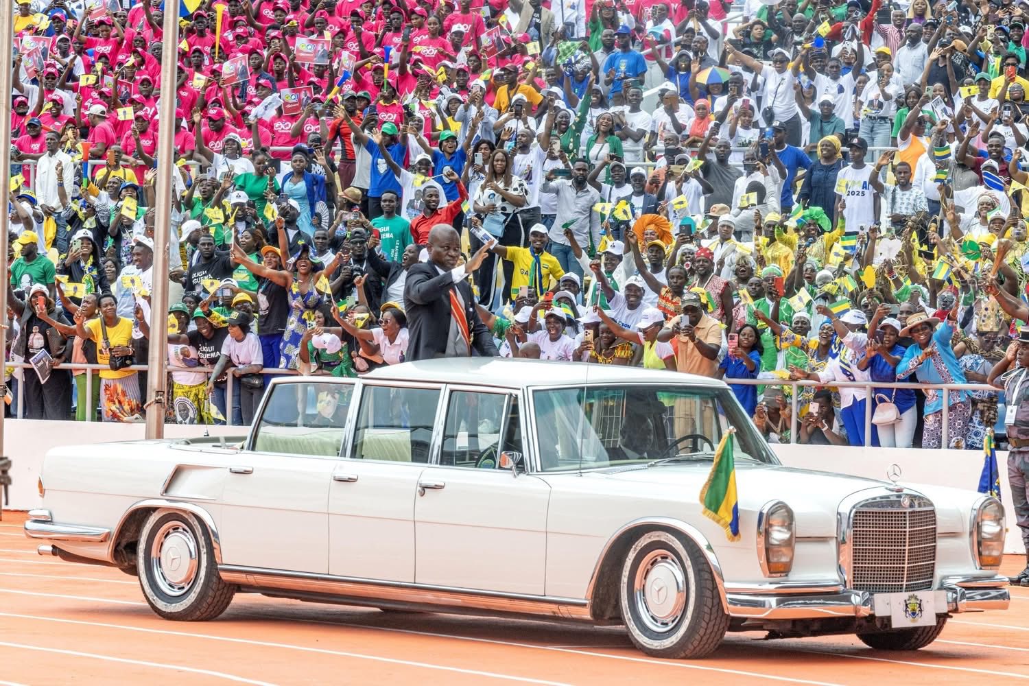 Investiture au Gabon : un véhicule d’époque pour un message fort du président Oligui Nguema