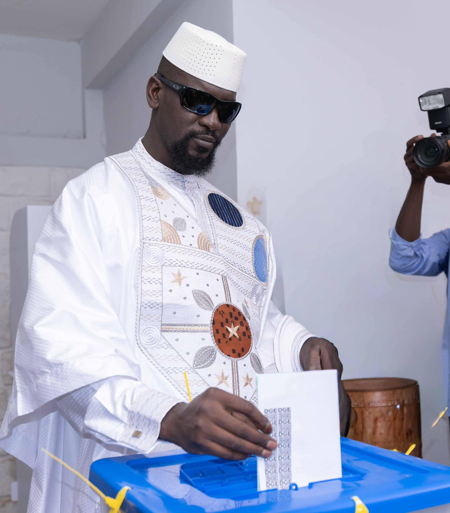Jour de vote en Guinée : Mamadi Doumbouya accomplit son devoir civique à Kaloum