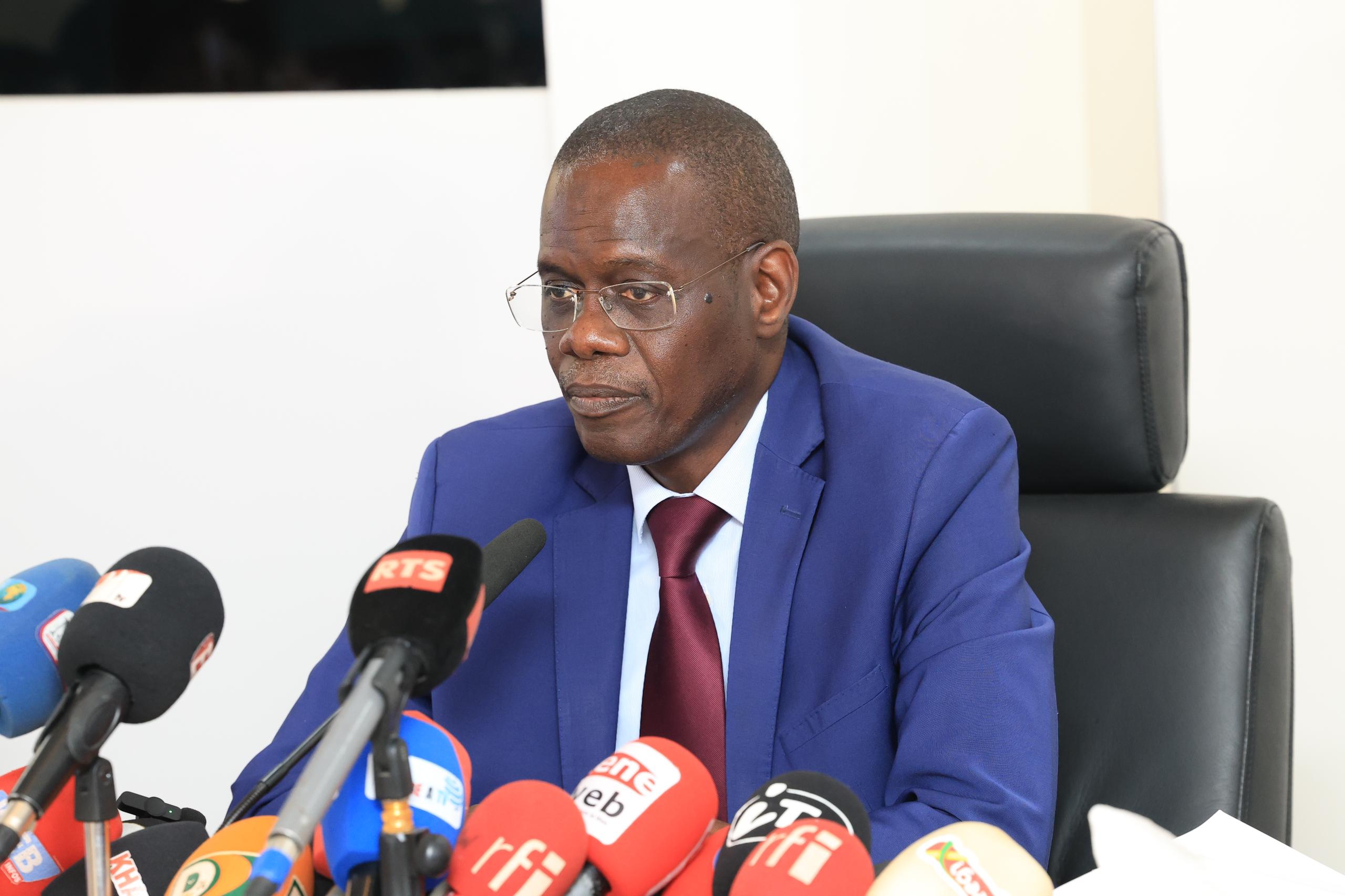 Contrats de l’État : le bras de fer à distance entre Al Amina Lo et Ousmane Sonko