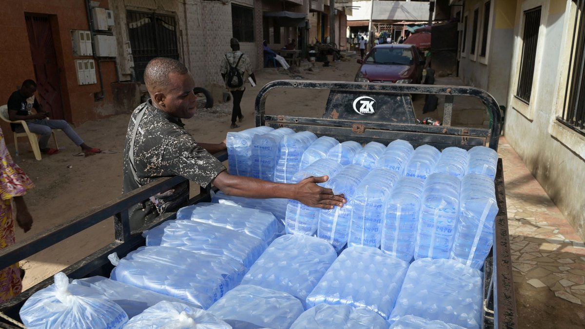 Santé publique : l’État serre la vis contre les boissons et eaux en sachets illégales