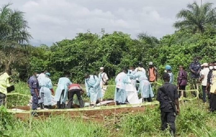 Découverte macabre en Guinée : six corps retrouvés les yeux bandés et les mains attachées dans une fosse