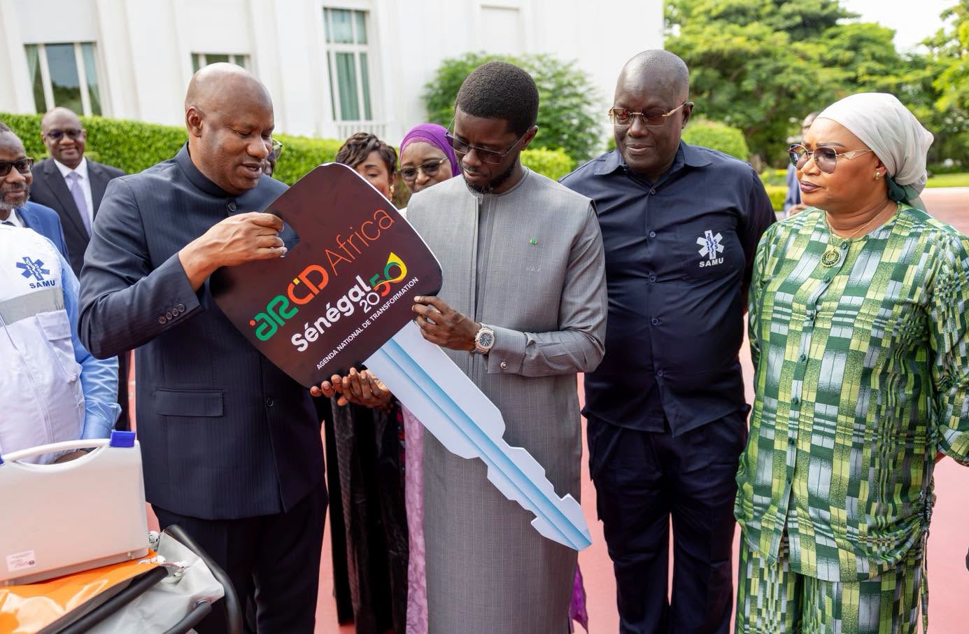 Bassirou Diomaye Faye renforce le parc d’ambulances médicalisées du Sénégal