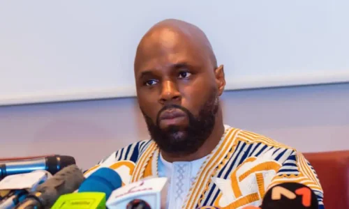 Kemi Seba : l’extradition vers le Bénin au cœur d’une nouvelle audience