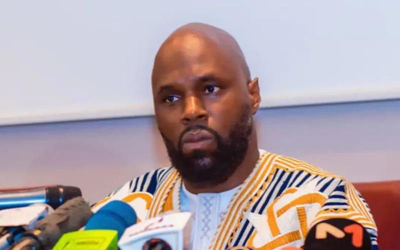 Kemi Seba : l’extradition vers le Bénin au cœur d’une nouvelle audience