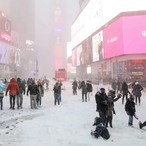 Neige record à New York : rues désertes et métros retardés