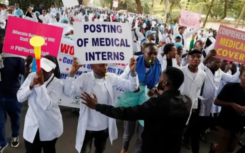 Kenya : les infirmiers descendent dans la rue pour leurs salaires