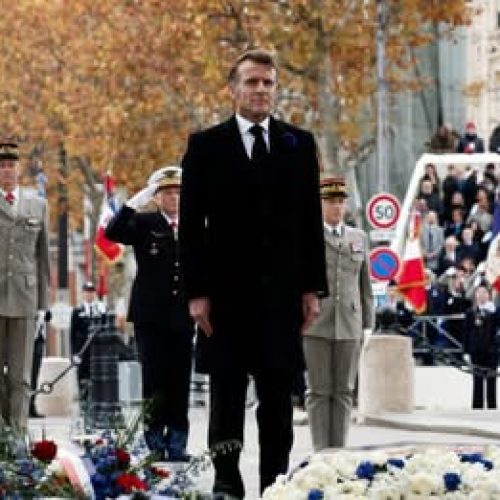 Armistice de 1918 : Macron rend hommage aux victimes des deux guerres mondiales