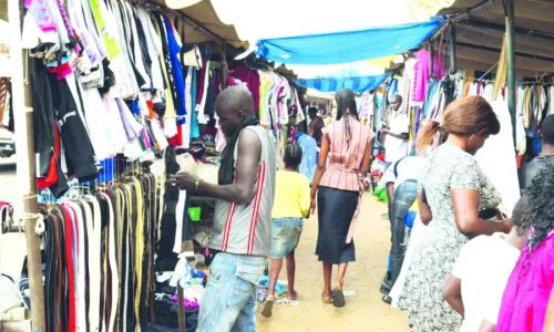 Marché hebdomadaire : les vendeurs à l’affût de la fraîcheur