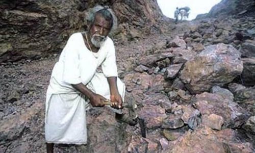 Inde : A la découverte de Dashrath Manjhi, l’homme qui a ouvert une montagne à la force de ses mains