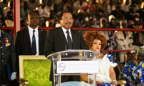 YAOUNDE, 7 octobre (Xinhua) -- Paul Biya (au centre), président du Cameroun et candidat du Rassemblement démocratique du peuple camerounais (RDPC), prononce un discours lors d'un rassemblement électoral à Maroua, chef-lieu de la région de l'Extrême-Nord, au Cameroun, le 7 octobre 2025.
   M. Biya a placé mardi la lutte contre le chômage des jeunes et contre la corruption au cœur de sa campagne pour un nouveau mandat de sept ans. Il s'agit de sa première sortie officielle depuis le lancement de la campagne électorale pour l'élection présidentielle du 12 octobre. (Xinhua/Kepseu)