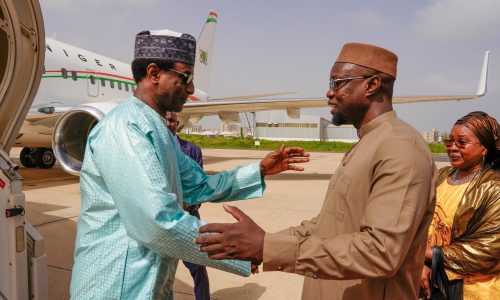 Diplomatie : Le Premier ministre nigérien accueilli à Dakar par Ousmane Sonko