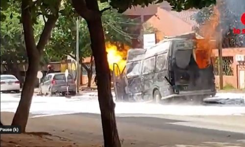 Grand-Yoff : un véhicule prend feu et provoque des explosions en pleine circulation