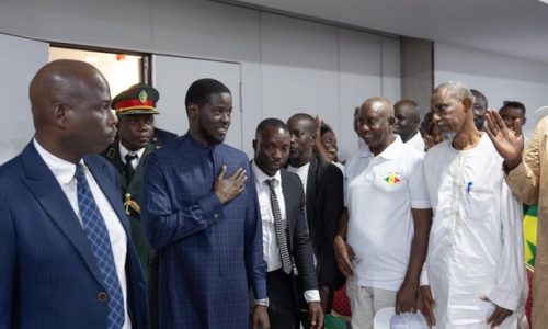 Diomaye Faye rencontre la communauté sénégalaise d’Angola en marge du Sommet UE–UA