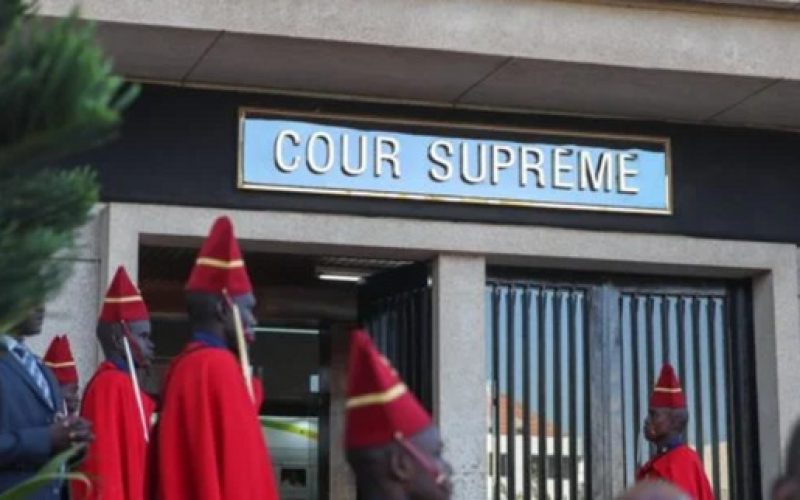 La Cour suprême suspend le licenciement d’élèves-agents de police