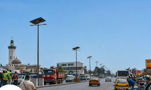 Grâce aux initiatives du président Diomaye Faye, le Sénégal atteint 99,81 % de couverture en lampadaires solaires