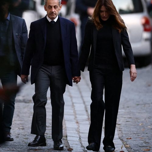 Incarcération de Nicolas Sarkozy : « La vérité triomphera », assure l’ancien président à son arrivée à la prison de la Santé