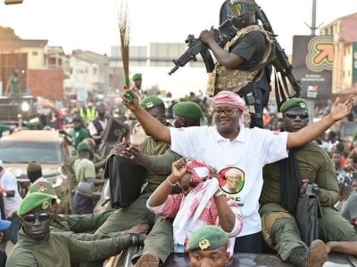 Guinée-Bissau : Umaro Sissoco Embaló lance un “balai” symbolique pour nettoyer le pays