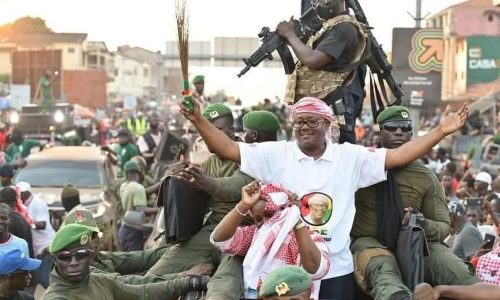 Guinée-Bissau : Umaro Sissoco Embaló lance un “balai” symbolique pour nettoyer le pays