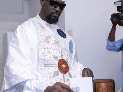 Jour de vote en Guinée : Mamadi Doumbouya accomplit son devoir civique à Kaloum