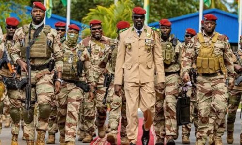 Guinée : Mamadi Doumbouya renforce sa sécurité et éloigne plusieurs figures du coup d’État de 2021