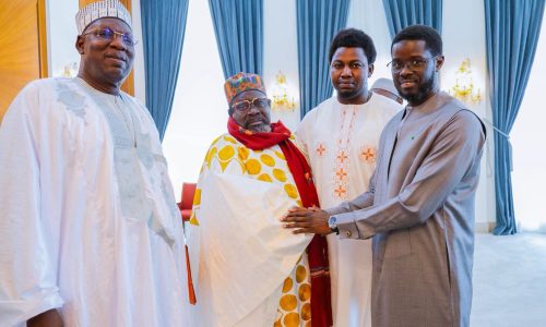 Le Président Bassirou Diomaye Faye reçoit l’Imam Ratib de Médina Baye au Palais de la République