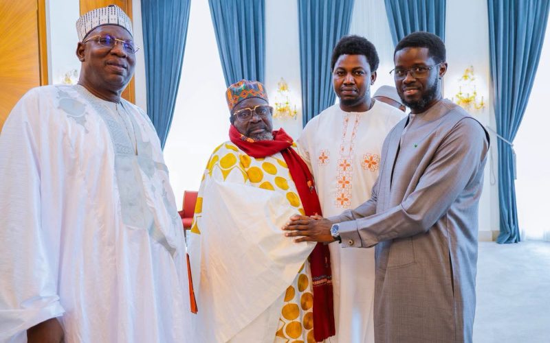 Le Président Bassirou Diomaye Faye reçoit l’Imam Ratib de Médina Baye au Palais de la République
