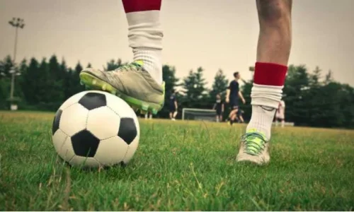 Drame à Alépé : Un joueur guinéen succombe à un malaise cardiaque en plein match