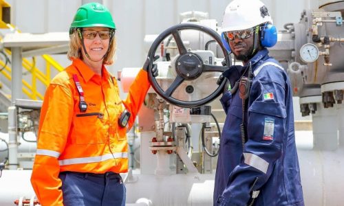 Le Président de la République, Bassirou Diomaye Faye, a assisté à la production des premiers barils de pétrole sur la plateforme Sangomar.