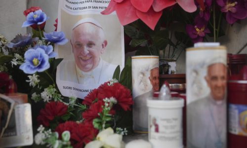 Le Vatican dément les rumeurs de renonciation du pape François, toujours hospitalisé