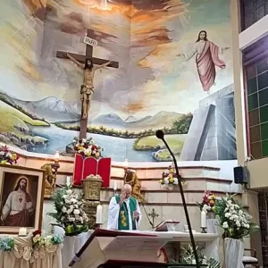 Équateur : un prêtre meurt écrasé par une croix en pleine messe