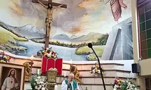 Équateur : un prêtre meurt écrasé par une croix en pleine messe