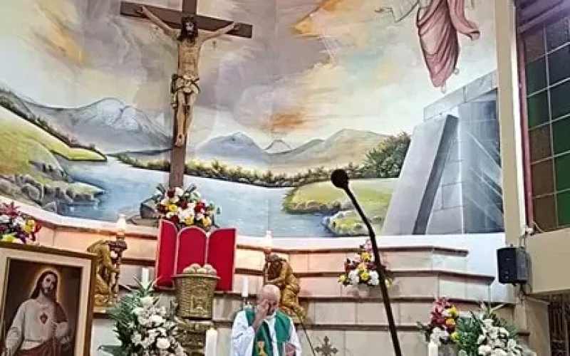Équateur : un prêtre meurt écrasé par une croix en pleine messe
