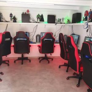 Vacances scolaires : les consoles de jeux vidéo séduisent les jeunes à Dakar