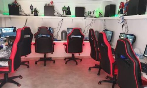 Vacances scolaires : les consoles de jeux vidéo séduisent les jeunes à Dakar