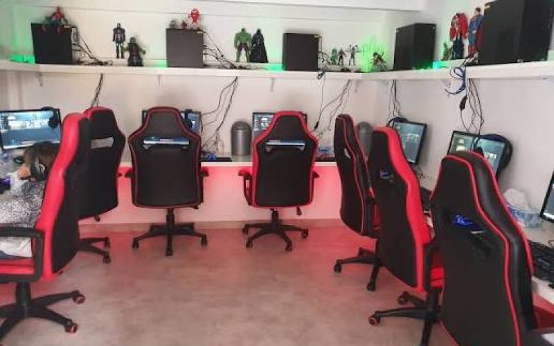 Vacances scolaires : les consoles de jeux vidéo séduisent les jeunes à Dakar