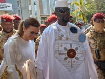 Présidentielle en Guinée : Mamadi Doumbouya largement en tête, l’opposition dénonce un “coup d’État par les urnes”