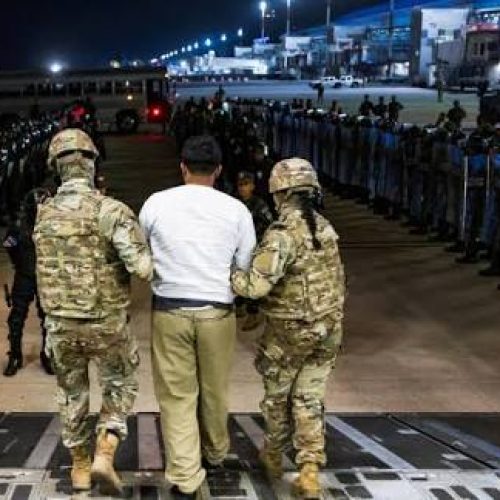 Un homme cagoulé sous escorte du FBI : Washington face au dossier vénézuélien