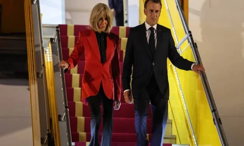Emmanuel Macron dément toute dispute avec son épouse Brigitte après une vidéo virale