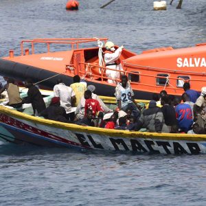 epa01155568 A sea rescue ship tows a small boat with 105 Sub Saharan illegal immigrants on board towards Arona port in Tenerife island, the Canaries, Spain, 24 October 2007. The immigrant's boat was sighted 30 miles from the island.  EPA/MANUEL LERIDA