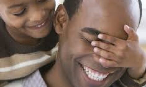 Fête des pères : pourquoi les femmes ne célèbrent-elles pas autant les papas ?