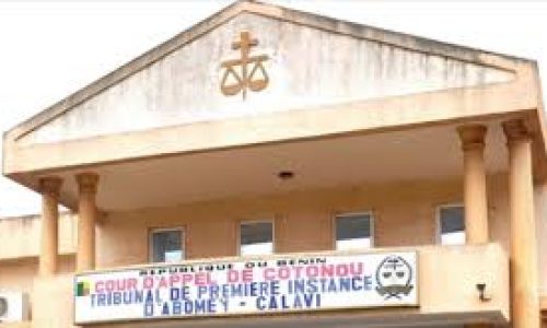Insolite au tribunal d’Abomey-Calavi : un citoyen menotté pour irrespect à l’audience