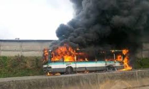 Cote d’Ivoire : un bus SOTRA incendié, un véhicule de police saccagé lors d’une attaque nocturne à Yopougon