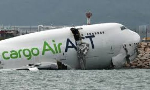 Hong Kong : un Boeing 747 finit dans la mer après un atterrissage raté