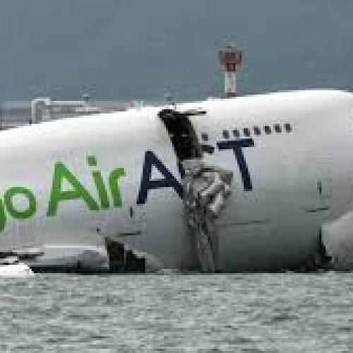 Hong Kong : un Boeing 747 finit dans la mer après un atterrissage raté
