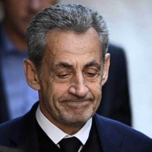 Visite d’un ministre à Nicolas Sarkozy à la Prison de la Santé : entre courtoisie et message politique