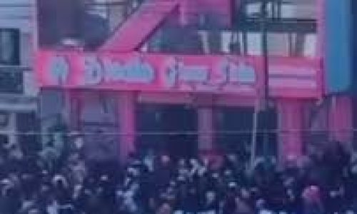 Qui sont ces jeunes qui bravent la foule pour un poste chez Diodio “Glow Skin” ?
