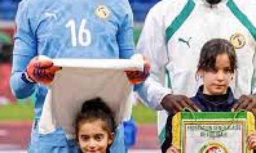 CAN 2025 : Édouard Mendy protège une accompagnatrice sous la pluie et fait sensation